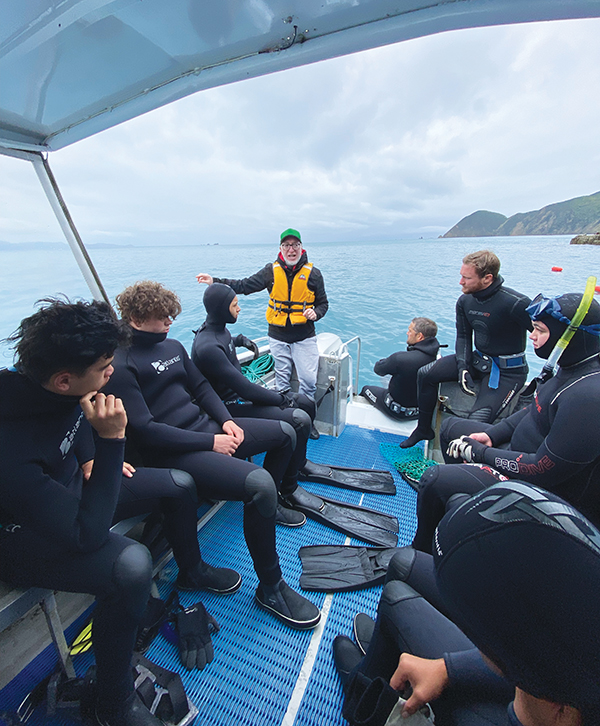 Diving for mōhiotanga Local histories explored in the realm of